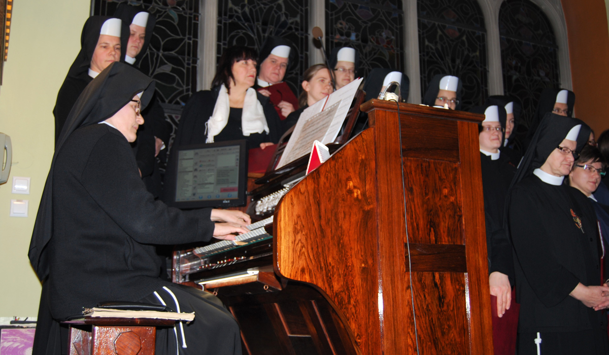 Niby echo z poza świata, brzmi organów cudny ton