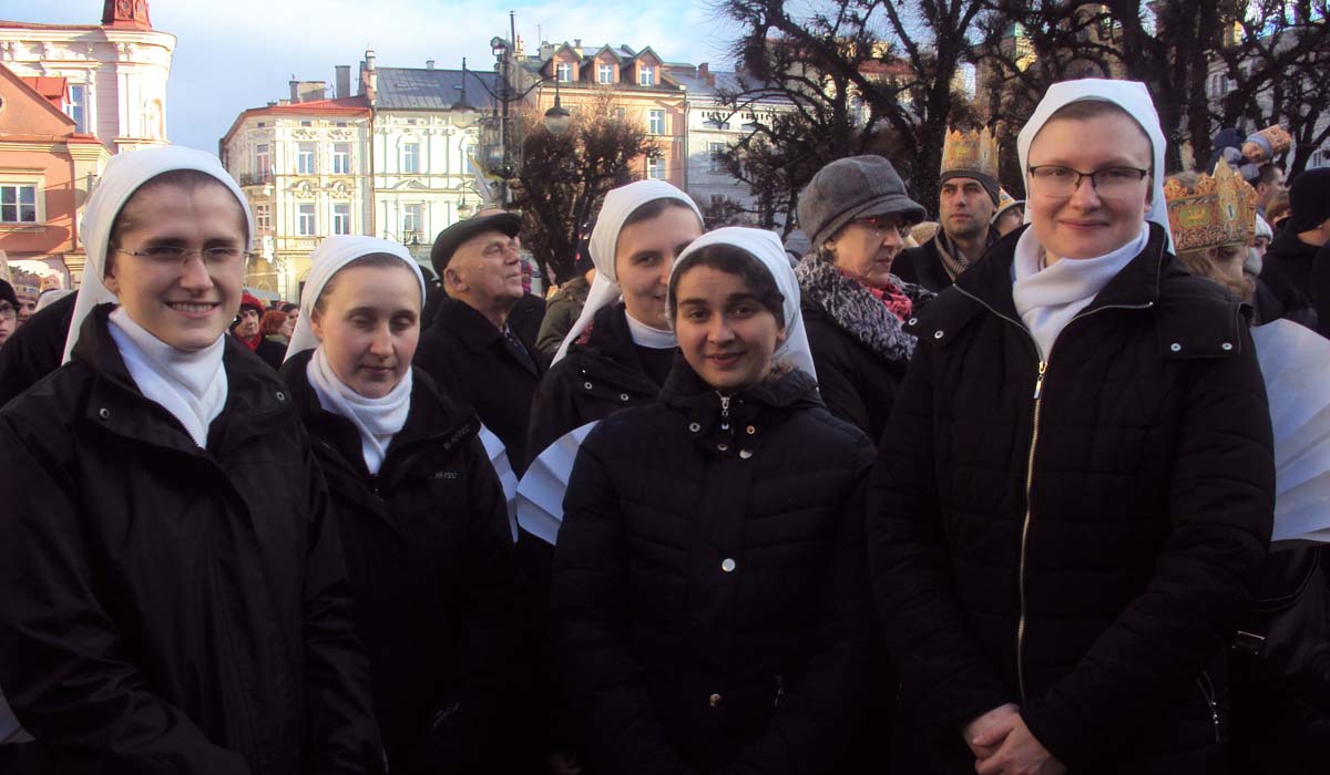 Przemyski Orszak Trzech Króli z udziałem sióstr nowicjuszek