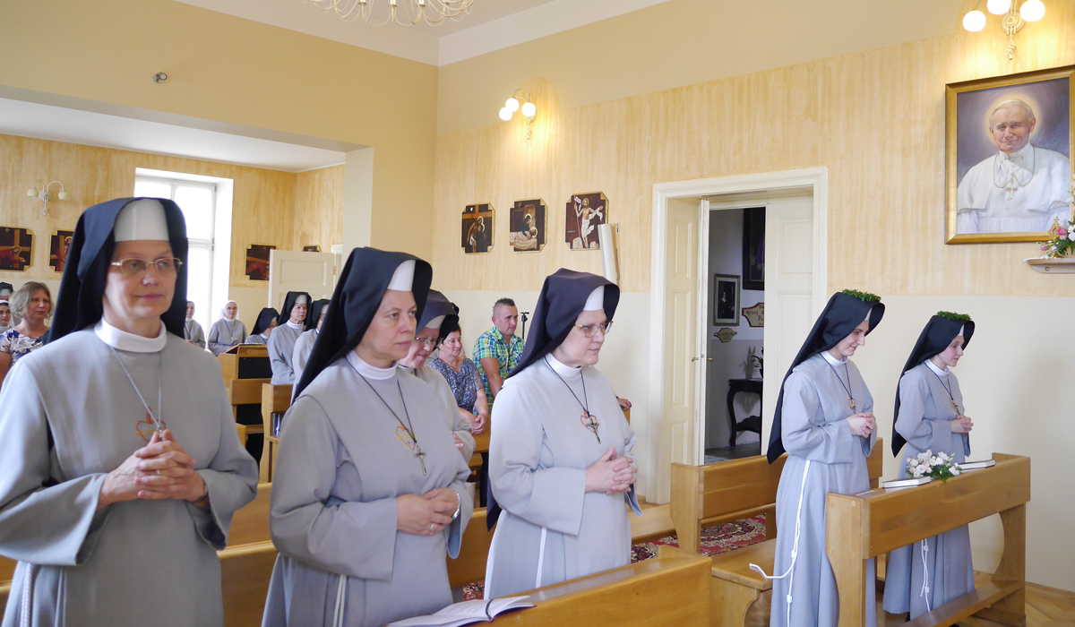 Przyjęcie do nowicjatu i pierwsze śluby zakonne