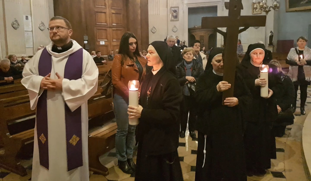 Nabożeństwo wynagradzające w  polskiej Parafii pw. Wniebowzięcia NMP w Paryżu 