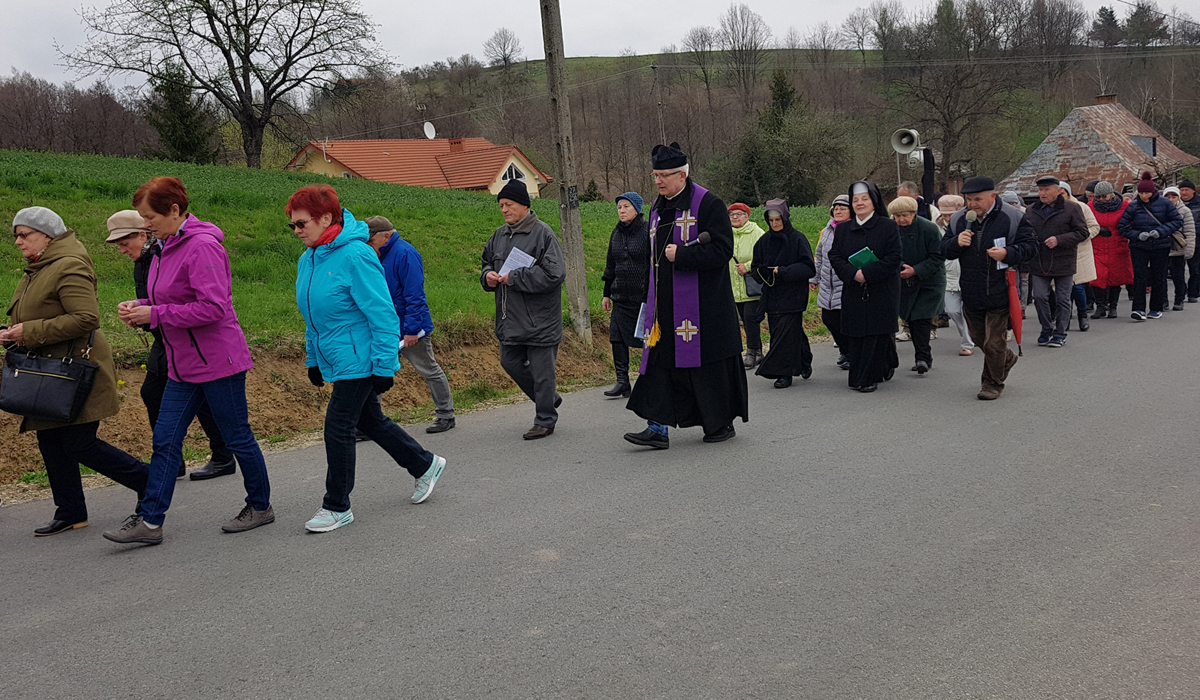 Droga Krzyżowa z udziałem korczyńskiej wspólnoty SRŚ