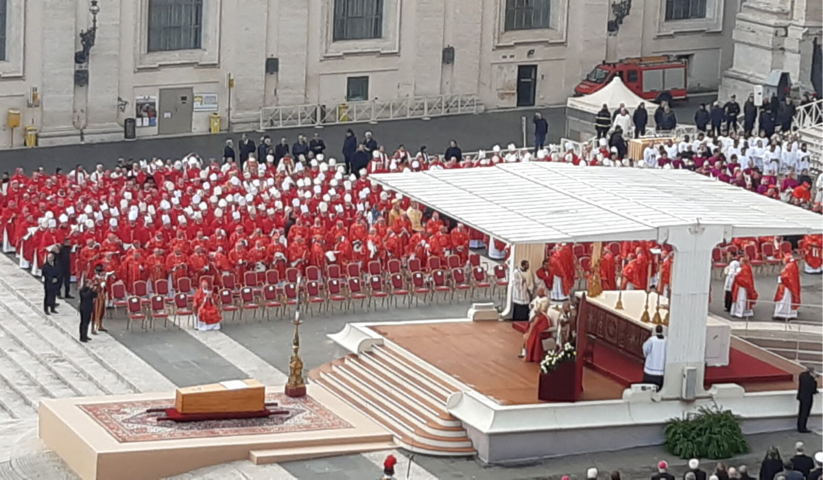Pogrzeb papieża Benedykta XVI na Palcu św. Piotra w Rzymie