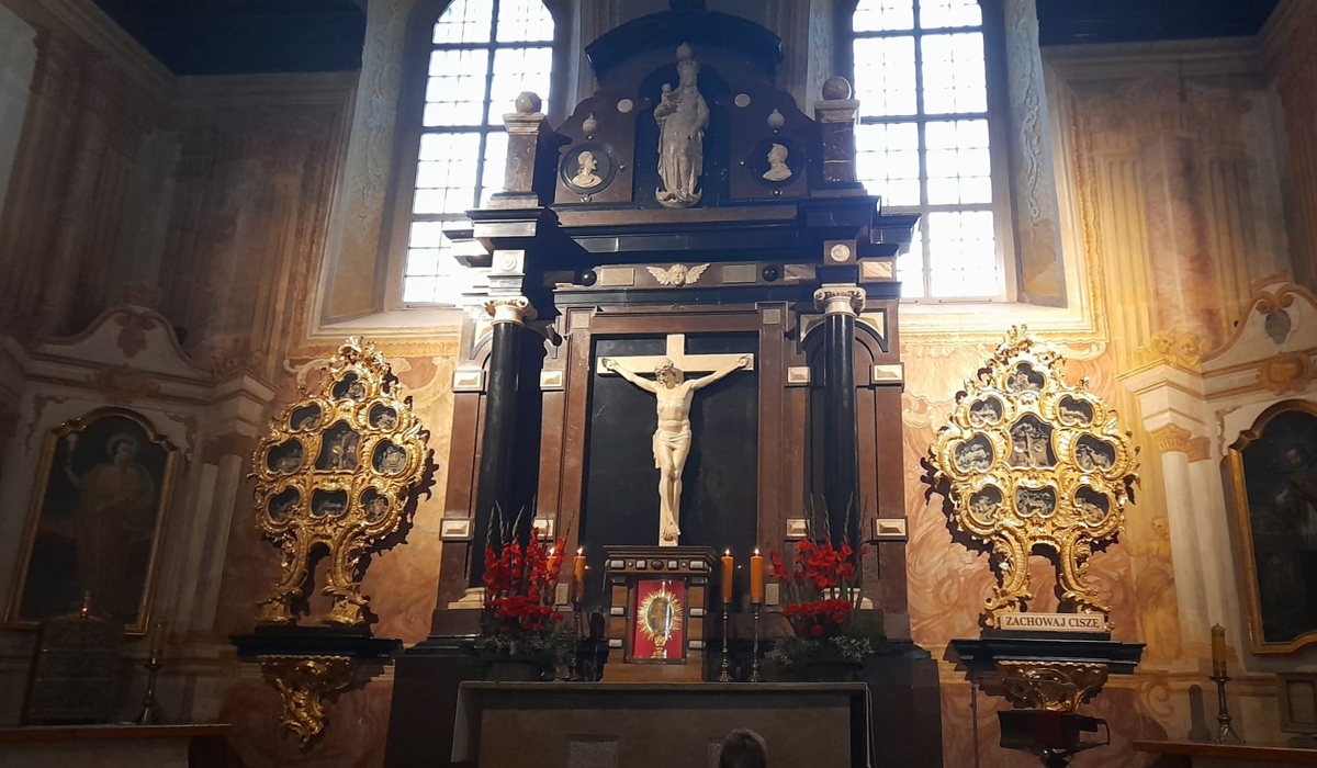 Pod krzyżem Chrystusa ze św. Franciszkiem